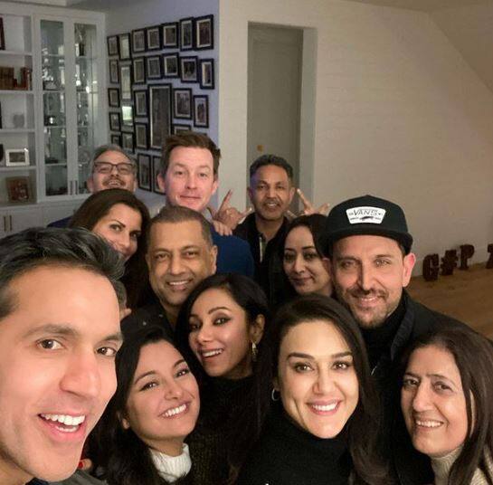 प्रीती का मुंबई में भी एक घर है. चूंकि वह अपने करियर का काफी समय यहां गुजार चुकी हैं तो कभी उनका ये घर उनका परमानेंट पता हुआ करता था. प्रीती का ये घर करन जौहर और परीणीति चोपड़ा की बिल्डिंग में है. ये फ्लैट भी काफी महंगा है इसकी कीमत 25 करोड़ के आसपास है.