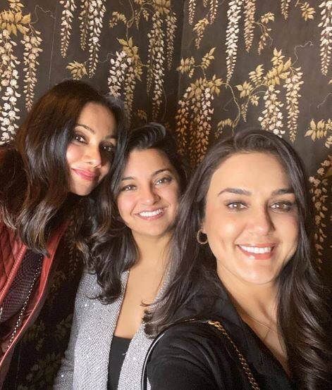 मुंबई वाले घर में अक्सर प्रीती दोस्तों के साथ खूब मस्ती करती थीं.