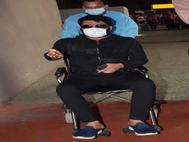 वहीं कपिल शर्मा क्यों व्हील चेयर पर बैठे हुए नज़र आए इस बात को लेकर असली वजह नहीं पता चल पाई है. फैंस द्वारा कपिल शर्मा की इस फोटो को देख कई सवाल खड़े होते दिखाई दे रहे है. मीडिया रिपोर्ट के अनुसार कपिल शर्मा मुंबई में अपने आने वाले प्रोजेक्टस कि शूटिंग को खत्म करते वापस लौट रहे थे. 