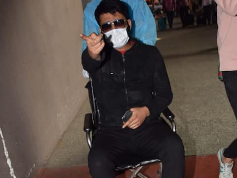 Kapil Sharma को Wheel Chair पर बैठा देख सब हुए हैरान, Airport पर अचानक सबको चौंकाया Kapil Sharma को Wheel Chair पर बैठा देख सब हुए हैरान, Airport पर अचानक सबको चौंकाया