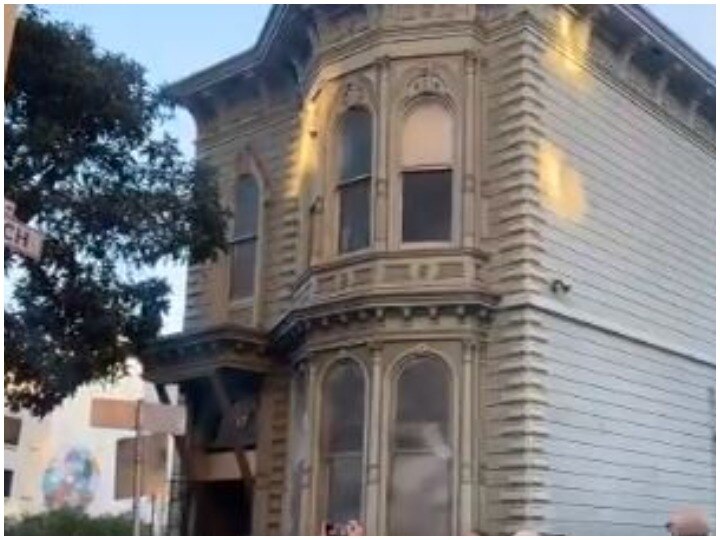 139 year old house in San Francisco moves on road see this shocking video Video: 139 साल पुराना घर सड़क पर 'चलता दिखा', नज़ारा देख हैरान रह गए लोग