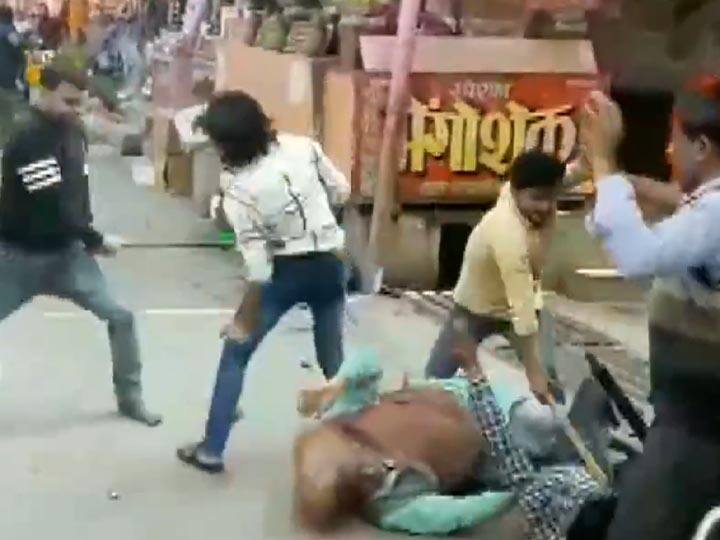 बागपत: ग्राहकों को लेकर दुकानदारों में जमकर मारपीट, सरेआम चले लाठी-डंडे, Video वायरल Clash breaks out between two groups of shopkeepers in Baghpat Eight people arrested बागपत: ग्राहकों को लेकर दुकानदारों में जमकर मारपीट, सरेआम चले लाठी-डंडे, Video वायरल