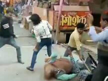 बागपत: ग्राहकों को लेकर दुकानदारों में जमकर मारपीट, सरेआम चले लाठी-डंडे, Video वायरल