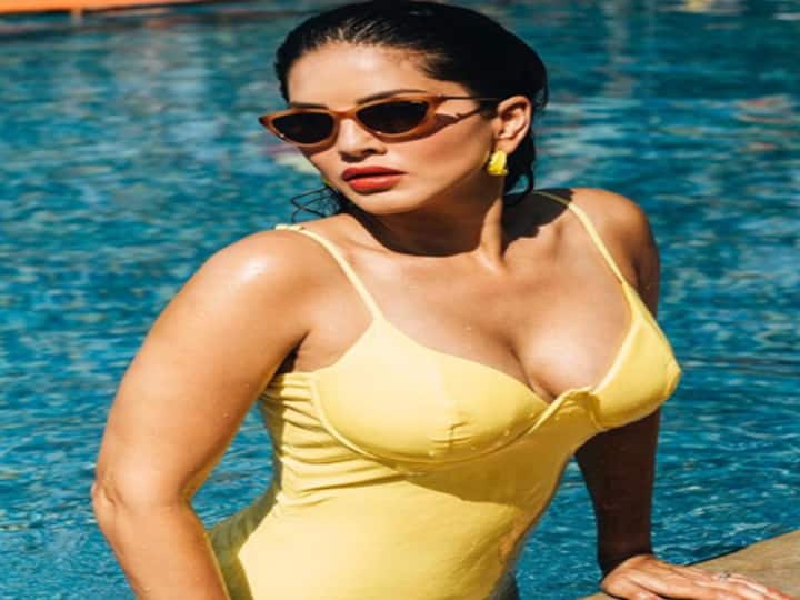 बॉलीवुड एक्ट्रेस और एंकर सनी लियोनी (Sunny Leone) अपने फैंस को खुश करने के लिए कोई भी मौका नहीं छोड़ती. सनी सोशल मीडिया पर कभी अपने नटखट अंदाज से फैंस का दील जीतती हैं तो कभी अपने ग्लैमरस लूक और फोटोज से कहर बरपाती हैं. सोशल मीडिया पर फैंस अक्सर उनकी नई फोटोज और वीडिया के लिए इंतजार करते दिखाई देते हैं. 