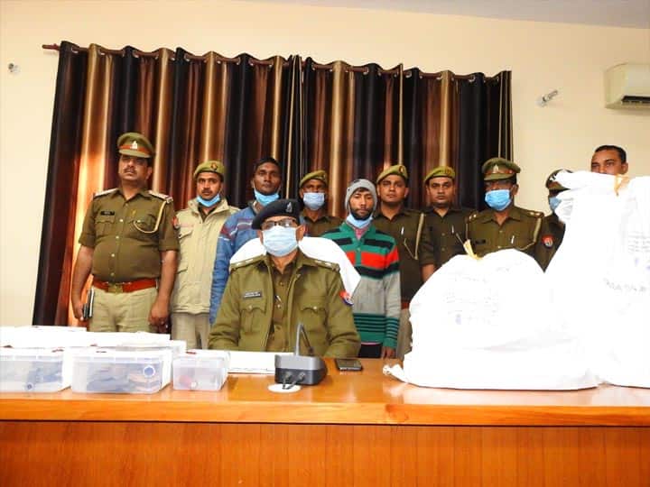 Illegal arms factory raided by Amroha Police ann अमरोहा में पकड़ी गई अवैध शस्त्र फैक्ट्री, अधबने हथियार बरामद, दो गिरफ्तार