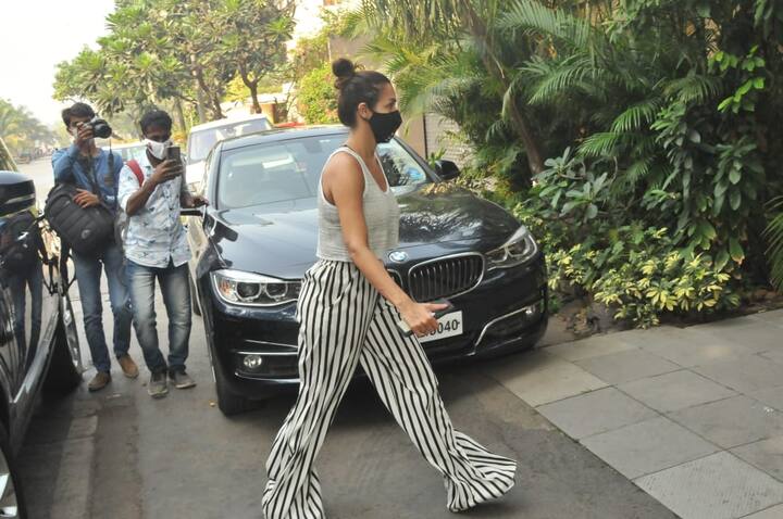 लेकिन कई बार ऐसा भी हुआ है जब फैशन के नाम पर ये हसीना कुछ ऐसा पहन गईं जिसे लोगों ने सिरे से नकार दिया. ऐसा ही कुछआज भी मलाइका के साथ हुआ.