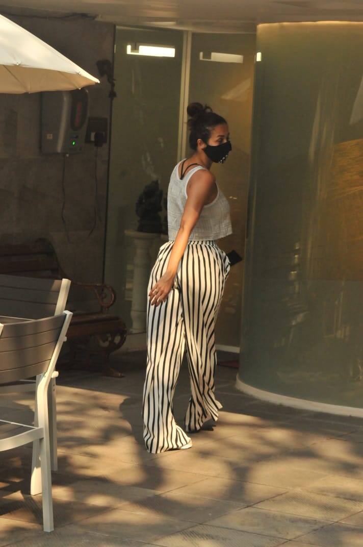 जरुरत से ज्यादा लॉन्ग ये प्लाज़ो स्टाइल लोअर मलाइका के लिए परेशानी का सबब बना हुआ नज़र आया और फैंस को भी मलाइका का ये अवतार कुछ खास पसंद नहीं आया.