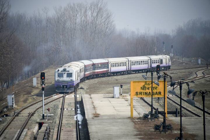 अधिकारियों ने बताया कि ट्रेन सेवा आंशिक रूप से बहाल की गई है. उन्होंने कहा, “फिलहाल, एक ट्रेन बनिहाल से ‘अप’ और एक बारामूला से ‘डाउन’ चलेगी.”