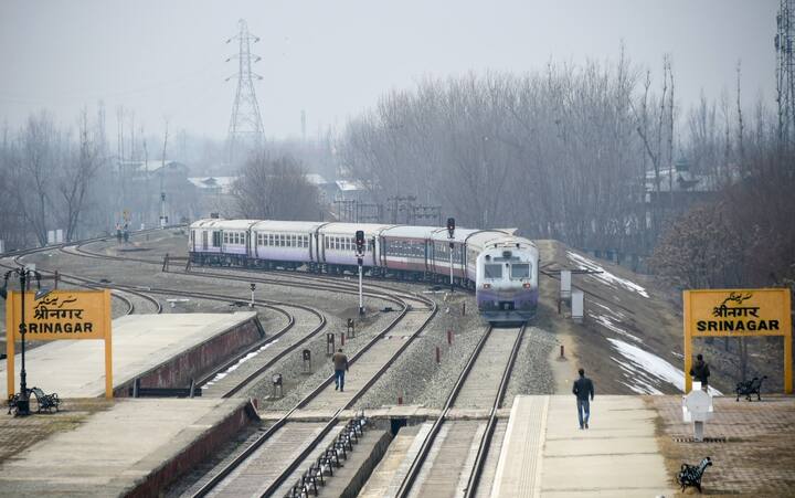 जम्मू और कश्मीर क्षेत्र के बीच निर्बाध रूप से ट्रेन सेवा के परिचालन के लिए उधमपुर और बनिहाल स्टेशन को जोड़ने के लिए काम चल रहा है.