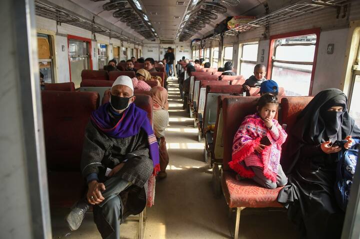 ट्रेन सेवा शुरू होने के बाद बनिहाल और बारामूला रेलवे स्टेशन के बीच लगभग 1100 लोगों ने सफर किया. अधिकारियों ने यह जानकारी दी.