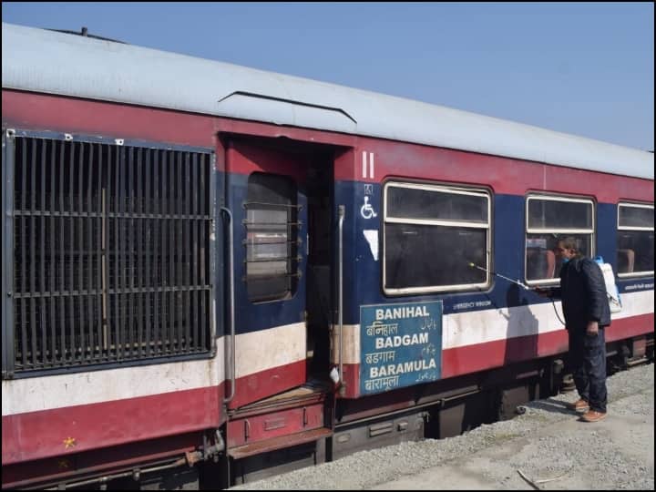 वर्तमान में कश्मीर में रामबन जिले के बनिहाल और बारामूला के बीच ही रेलवे सेवा का परिचालन होता है.