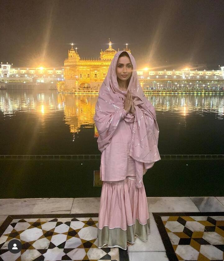 मलाइका अरोड़ा: अभिनेत्री मलाइका अरोड़ा भी गोल्डन टेंपल में माथा टेकने के लिए पहुंची थीं.