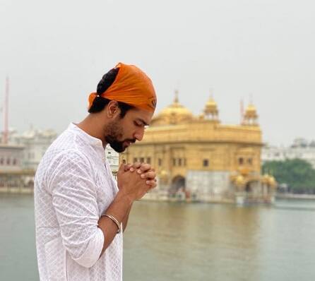 विक्की कौशल: अभिनेता विक्की कौशल ने ये तस्वीर इंस्टाग्राम पर शेयर की थी. तस्वीर में आप देख सकते हैं कि विक्की कौशल अमृतसर के गोल्डन टेंपल के आगे हाथ जोड़क खड़े हैं.