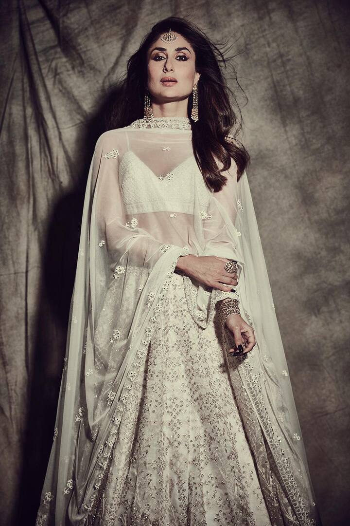 देश के सबसे बड़े बिजनेसमैन मुकेश अंबानी की बेटी ईशा अंबानी की शादी के एक इवेंट में साल 2018 में करीना कपूर खान ये सफेद रंग का लहंगा पहने पहुंची थी. ऑल व्हाइट लहंगे के साथ नेट दुपट्टा था जिसे करीना ने खुला करके दोनों कंधों पर डाला था. इसके साथ ही खुले बालों में करीना बेहद रॉयल लुक में दिखाई दे रही थीं. बता दें कि करीना कपूर खान के लिए ये लहंगा फैशन डिजाइनर अनीता डोगरे ने डिजाइन किया था. 