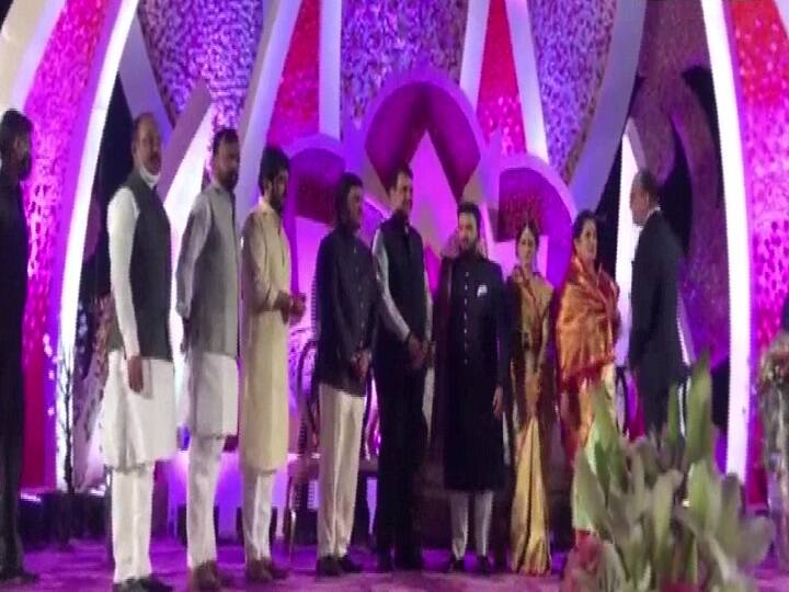 कोरोना: पूर्व सांसद के बेटे की शादी में उड़ी नियमों की धज्जियां, बिना मास्क दिखे पूर्व सीएम, FIR दर्ज In Maharashtra FIR registered for violations of corona rules as without mask former CM Devendra Fadnavis seen in wedding ceremony कोरोना: पूर्व सांसद के बेटे की शादी में उड़ी नियमों की धज्जियां, बिना मास्क दिखे पूर्व सीएम, FIR दर्ज