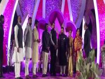 कोरोना: पूर्व सांसद के बेटे की शादी में उड़ी नियमों की धज्जियां, बिना मास्क दिखे पूर्व सीएम, FIR दर्ज