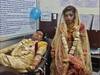 Photo Viral: यूपी के नवविवाहित जोड़े ने पेश की मिसाल, शादी के दिन रक्तदान कर बचाई मासूम की जान
