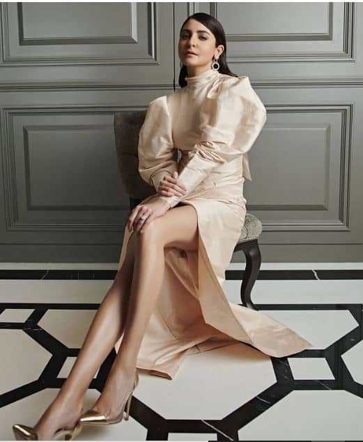 घर में फोटोशूट के लिए भी एक अनुष्का शर्मा की फेवरेट जगह है, जहां पर ये अभिनेत्री-प्रीरेड कार्पेट तस्वीरें क्लिक कराती हैं. इस बैकड्रॉप में ये अभिनेत्री बहुत सारी तस्वीरें पोस्ट कर चुकी हैं.