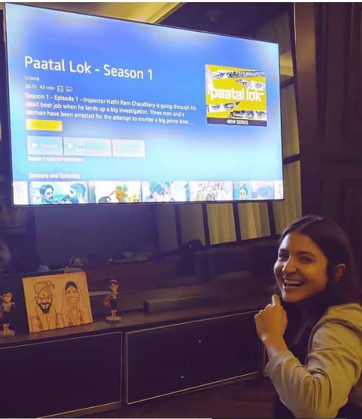 विरुष्का अक्सर क्वालिटी टाइम स्पेंड करते हुए एक साथ बैठकर टीवी भी देखते हैं. कुछ समय पहले अपने टेलीविजन वाले एरिया की झलक भी अनुष्का ने दिखाई थी.