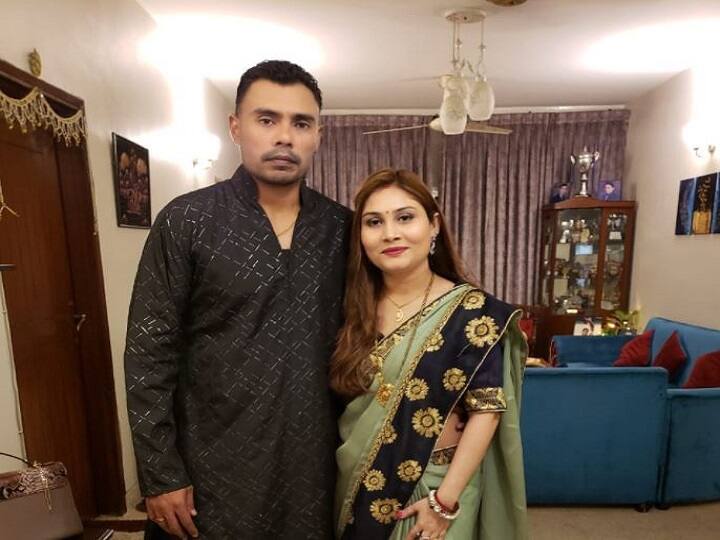 Pakistani cricketer Danish Kaneria arrives at Swaminarayan temple in Karachi with wife कराची के स्वामीनारायण मंदिर पहुंचे दानिश कनेरिया, पत्नी ने वीडियो ब्लॉग में दी पूरी जानकारी