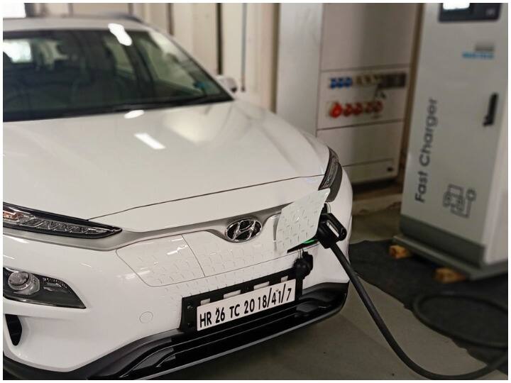 Electric cars are the options amid rising petrol prices know its advantages and disadvantages आसमान छू रहे पेट्रोल के दाम, क्या इलेक्ट्रिक कारें होंगी ऑप्शन? जानें इसके फायदे और नुकसान