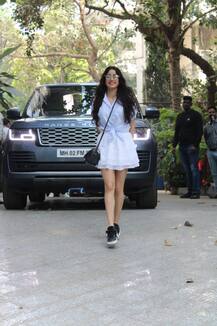 शॉर्ट स्कर्ट और कूल ग्लासेस पहन अपकमिंग फिल्म Roohi को प्रमोट करने पहुंचीं Janhvi Kapoor, देखें तस्वीरें