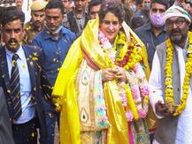 मथुरा में प्रियंका गांधी का तंज- 'गोवर्धन पर्वत बचा कर रखें, कहीं सरकार बेच न दे'