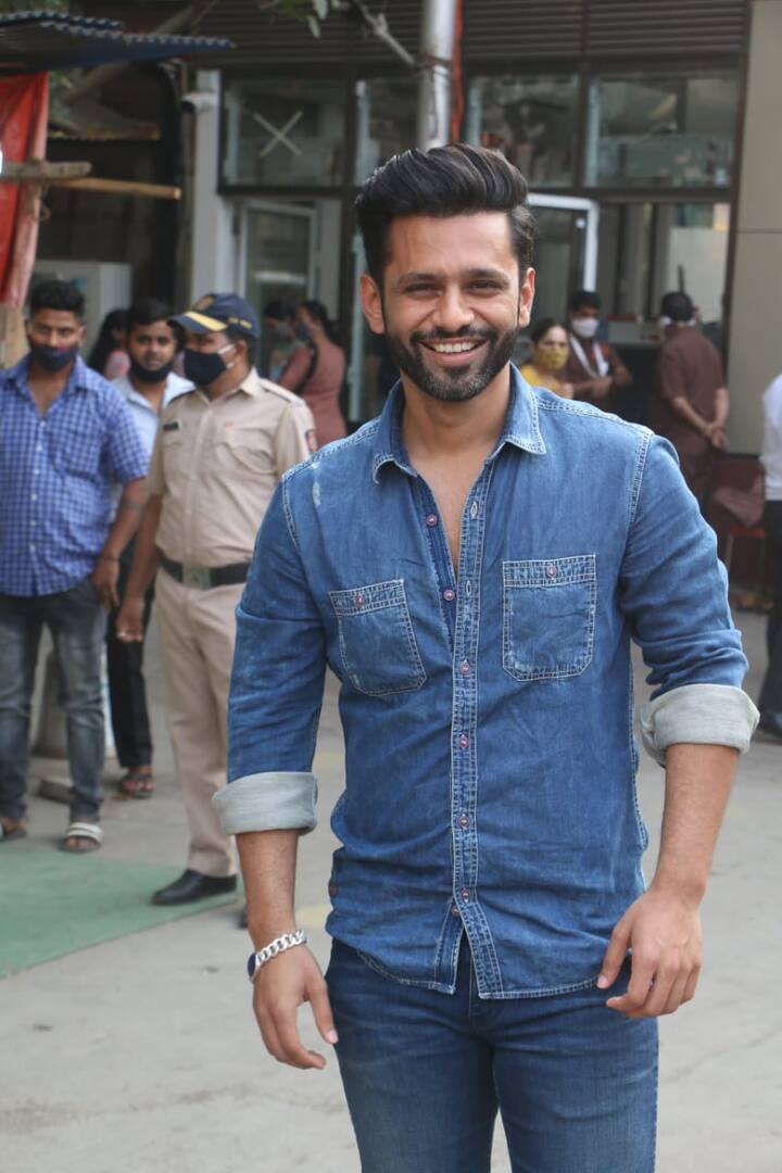 रविवार को बिग बॉस 14(Bigg Boss14) का फिनाले हो चुका है जिसमें इस बार जीत हासिल की रूबीना दिलैक(Rubina Dilaik) ने और फर्स्ट रनरअप रहे राहुल वैद्य(Rahul Vaidya).