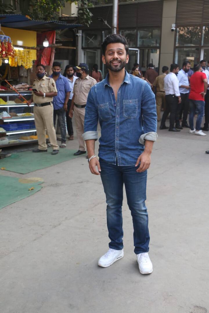 वहीं बिग बॉस के घर से बाहर आने के बाद आज राहुल वैद्य मुंबई स्थित सिद्धिविनायक के दरबार में पहुंचे और हाज़िरी लगाई. उन्होंने घर के भीतर अपने शानदार सफर के लिए भगवान का धन्यवाद जताया.