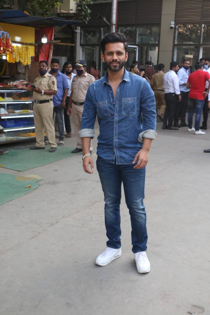 इस दौरान राहुल ब्लू जींस और ब्लू डेनिम शर्ट में स्पॉट हुए और उन्होंने खुलकर मीडिया को पोज़ दिए. हालांकि सिद्धिविनायक के मंदिर में वो अकेले ही दिखे उनका परिवार या फिर गर्लफ्रेंड दिशा उनके साथ नज़र नहीं आए.