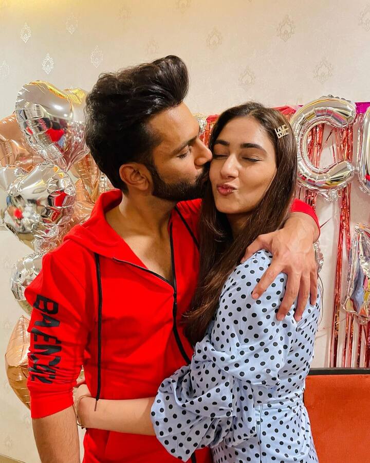 हालांकि शो खत्म होने के बाद राहुल वैद्य से मिलकर दिशा काफी खुश हैं और उन्होंने राहुल के साथ एक प्यारी सी तस्वीर शेयर कर प्यारा सा मैसेज भी लिखा है उन्होंने लिखा कि उनकी ट्रॉफी घर आ गई है. उन्होंने राहुल को ही अपनी ट्रॉफी बताया है.