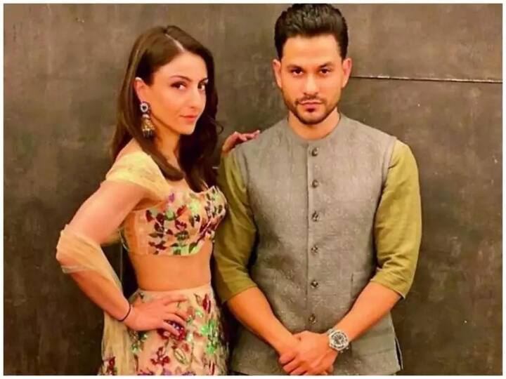 सोहा अली खान और कुणाल खेमू भी फिल्मों की शूटिंग के दौरान पहली बार मिले. शुरुआत में दोनों ही एक दूसरे से बात तक करने से कतराते थे. लेकिन 2009 में 99 फिल्म की शूटिंग के लिए जब दोनों साथ आए तो इनकी दोस्ती की शुरुआत हुई. धीरे-धीरे इनकी दोस्ती प्यार में बदल गई और आखिरकार इन्होंने शादी कर ली.