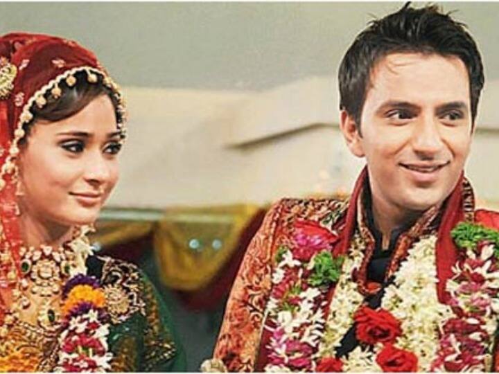 सारा खान और अली मर्चेंट : बिग बॉस के सीजन 4 में सारा और अली की शादी तक करवा दी गई थी. ख़बरों की मानें तो यह एक पब्लिसिटी स्टंट था जिसके लिए इन दोनों को 50 लाख रुपए मिले थे. शो ख़त्म होने के महीने भर बाद ही दोनों एक दूसरे से अलग हो गए थे.