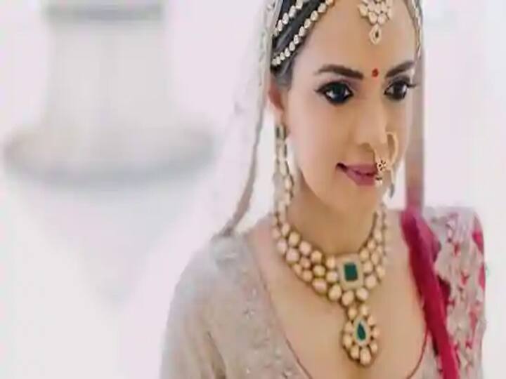 Aditya Narayan became fan looking at his wife Shweta Agarwal in bridal photo Aditya Narayan अपनी पत्नी Shweta Agarwal की bridal photo को देख हुए उनके मुरीद