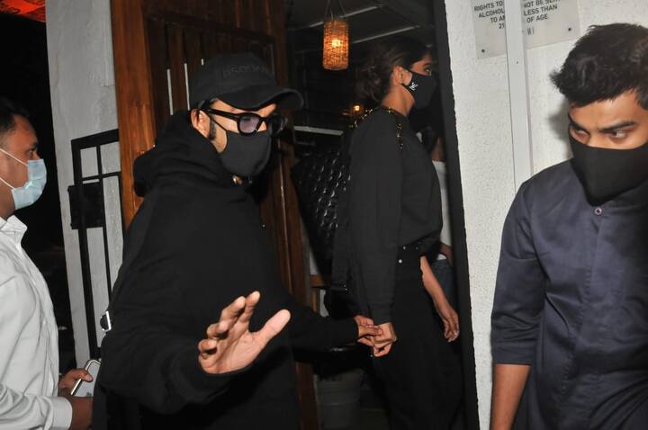 तस्वीरों में दीपिका आगे-आगे चलती नज़र आईं और रणवीर उन्हें फॉलो करते हुए पीछे-पीछे चलते दिखाई दिए. 