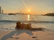 फिर पानी में आग लगाने उतरीं Mouni Roy, समंदर की लहरों से खेलती हुई आईं नज़र, देखकर अटक रहीं लोगों की सांसें