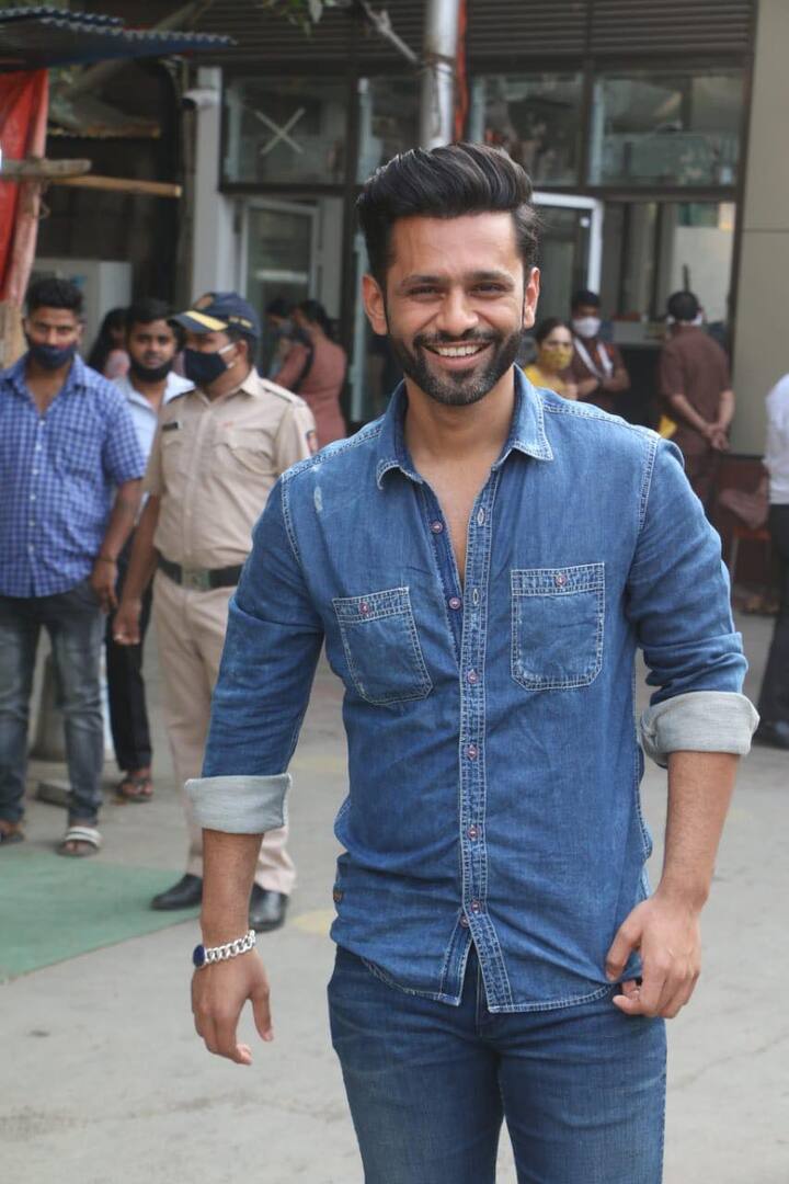 मंदिर परिसर से राहुल की कई तस्वीरें सामने आई हैं. जिनमें वे काफी खुश लग रहे हैं. 