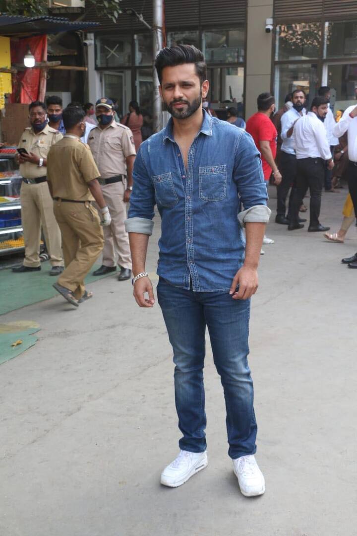 सिंगर राहुल वैद्य इस दौरान डेनिम आउटफिट में नजर आए. वे डेनिम शर्ट और जींस पहनकर कैजुअल लुक में मंदिर पहुंचे थे. उनके हाथ में सलमान खान द्वारा दिया गया ब्रेसलेट भी नजर आया. 