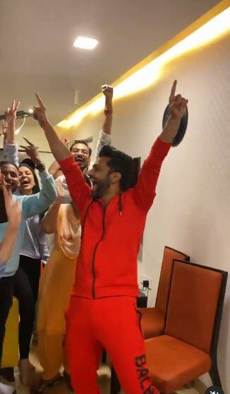 राहुल ने बिग बॉस के घर में 140 दिन बीताए है. इस दौरान उन्होंने घर में कई तरह की मुश्किलों का सामना भी किया. उन्हीं सब चीजों को अपने दिमाग से निकालने के लिए राहुल ने हाल ही में अपने दोस्तों के साथ जमकर पार्टी की. इस पार्टी में उनकी गर्लफ्रेंड और टीवी एक्ट्रेस दिशा परमार भी पहुंची.