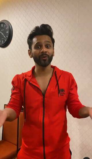 वहीं राहुल ने इस पार्टी से जुड़ी एक फनी वीडियो भी सोशल मीडिया पर शेयर किया है. जिसमें वो इन दिनों इंटरनेट पर सुर्खियां बटोर रही वीडियो #pawrihorahihai पर एक्ट कर रहे हैं. राहुल ने इस वीडियो के साथ कैप्शन में लिखा कि, बिग बॉस 14 के बाद वाली पार्टी.' राहुल वीडियो में कहते हैं कि, 'दोस्तो, ये मैं हूं...ये मेरा घर है और यहां पावरी हो रही है.