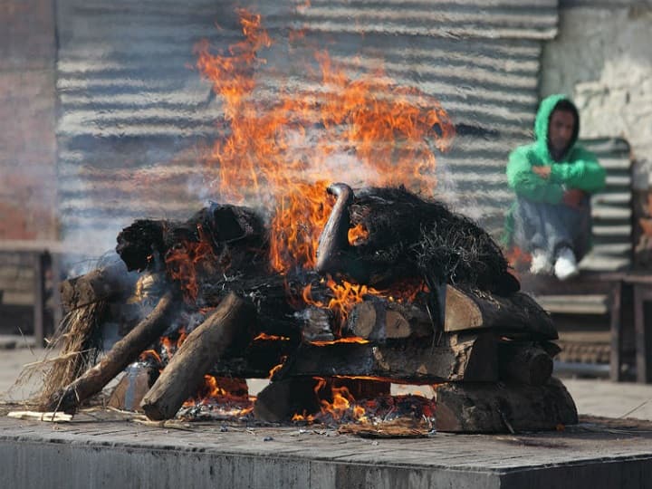 धर्म: जानें, उन पांच जगहों के बारे में जहां पर हंसने से व्यक्ति बनता है करोड़ों पाप का भागीदार Know about those five places where a person becomes a partner of crores of sins by laughing धर्म: जानें, उन पांच जगहों के बारे में जहां पर हंसने से व्यक्ति बनता है करोड़ों पाप का भागीदार