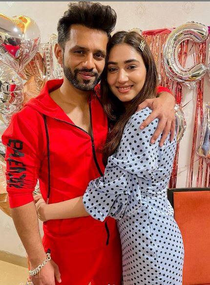 दिशा ने भी इस पार्टी की कई फोटोज अफने सोशल मीडिया अकाउंट पर शेयर की है.