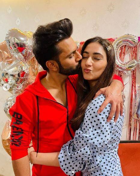 दिशा परमार को राहुल वैद्य ने बिग बॉस के घर में ही प्रपोज किया था वो भी दिशा के बर्थडे पर. लेकिन काफी इंतज़ार के बाद दिशा वैलेंटाइन के मौके पर घर में दाखिल हुई थीं और सबके सामने राहुल के लिए अपने प्यार का इज़हार किया था.