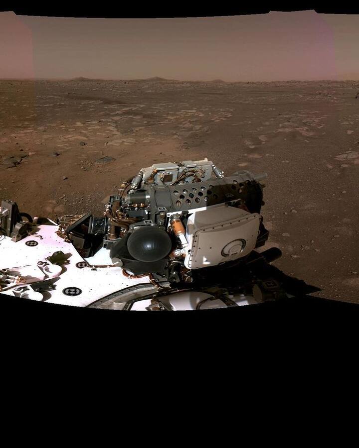 मंगल ग्रह की सतह उबड़ खाबड़ है. सतह पर बीच बीच में बड़े गड्ढे भी दिखाई दे रहे हैं. मंगल ग्रह को देखकर बिल्कुल ऐसा लग रहा है मानो कोई रेगिस्तान हो.