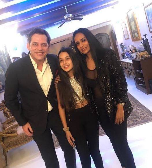 सुचित्रा पिल्लई :बॉलीवुड एक्ट्रेस सुचित्रा पिल्लई ने डेनमार्क के रहने वाले कंप्यूटर इंजिनियर लार्स कैल्डसन से शादी की है. दोनों की शादी सन 2006 में हुई थी और 2008 में सुचित्रा ने बेटी को जन्म दिया जिसका नाम अनिका है.