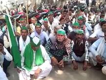 हरदोई: किसान नेताओं ने किया पुलिस थाने का घेराव, केस वापस लेने की मांग