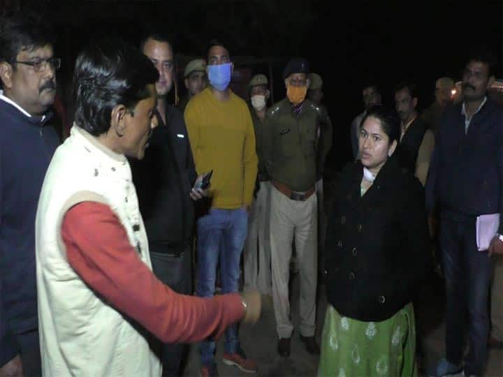 Two died in Jalaun after liquor consumption ann पार्टी में शराब पीने के बाद दो की संदिग्ध हालात में मौत, परिजनों का आरोप जहरीली शराब से गई जान