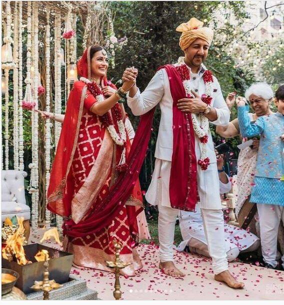 हाथों में हाथ डालकर वैभव और दिया ने सात फेरे लिए. वैभव और दिया दोनों की ये दूसरी शादी है.