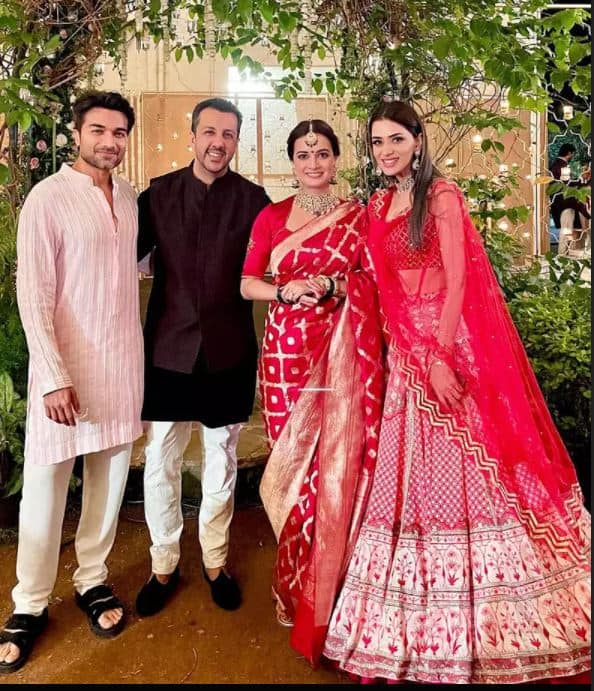 अपने दोस्तों के साथ पोज देती दिया मिर्जा और वैभव. दोनों की शादी में कुछ खास दोस्त ही शामिल हुए थे.