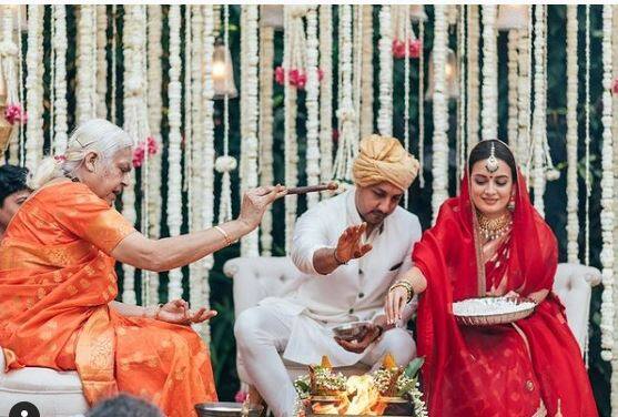 दिया और वैभव की शादी में महिला पुरोहित ने शादी की रस्में कराई थीं. सोशल मीडिया पर दिया के इस कदम की काफी तारीफ भी हुई.